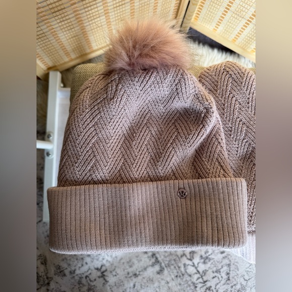 Lululemon sherpa weave pom beanie+sherpa weave mitten set - Picture 4 of 8